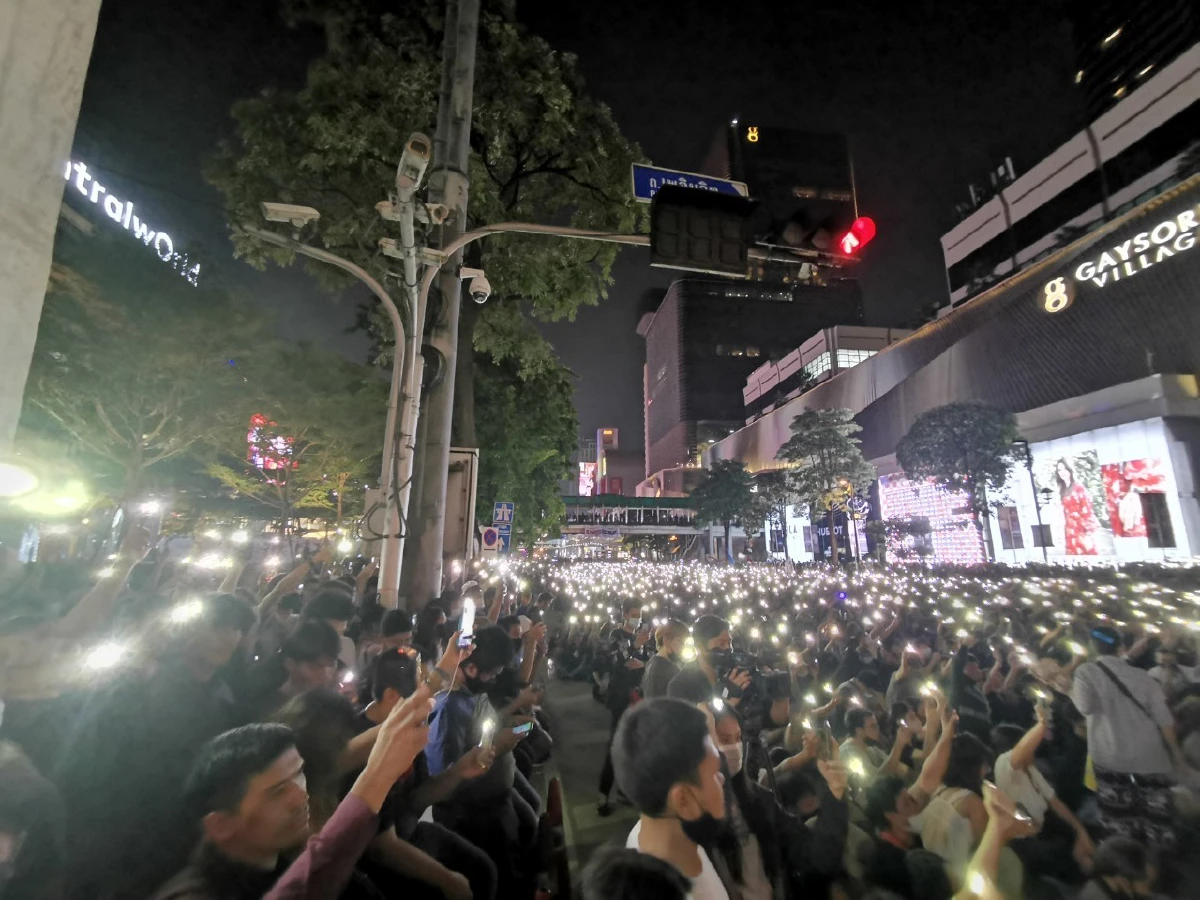 ม็อบราชประสงค์ยุติชุมนุมแล้ว มวลชนร่วมเปิดไฟไล่ประยุทธ์