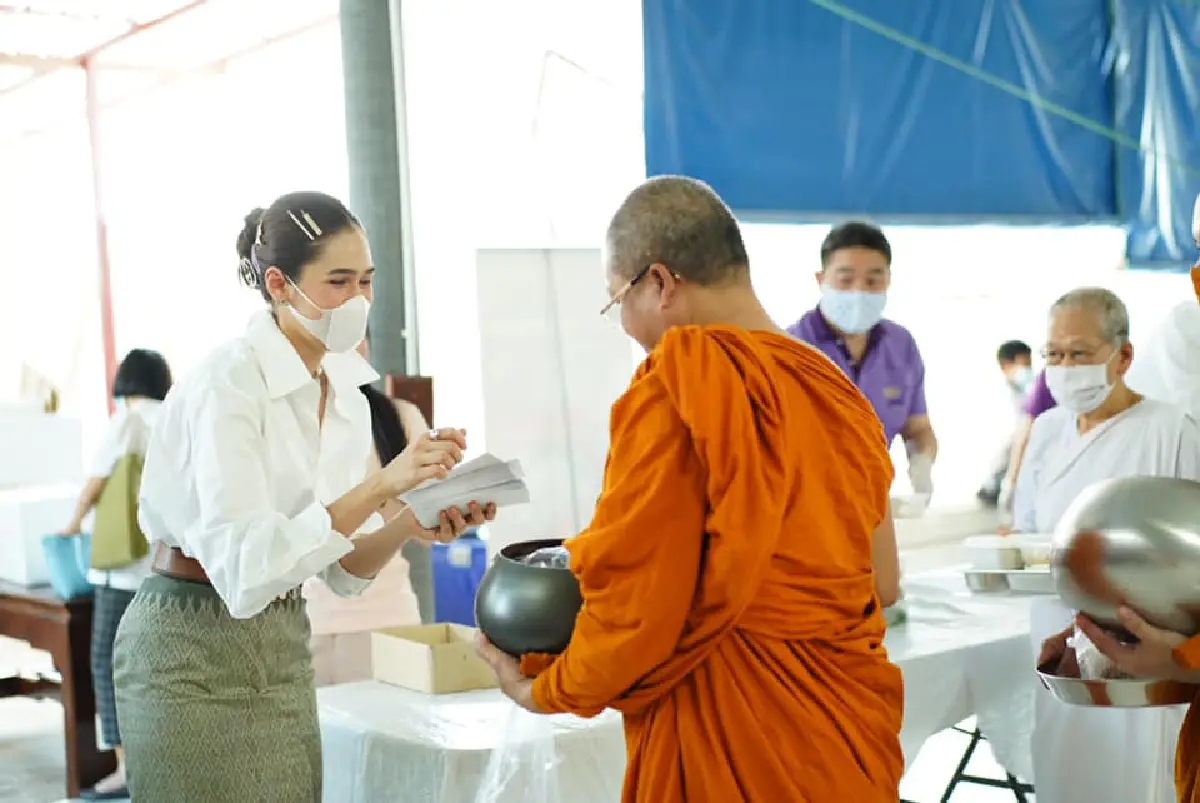 "ชมพู่ อารยา" พาลูกแฝดทำบุญอุทิศส่วนกุศลให้แก่ “คุณพ่อเจมส์” พร้อมเป็นเจ้าภาพถวายภัตตาหารเพล