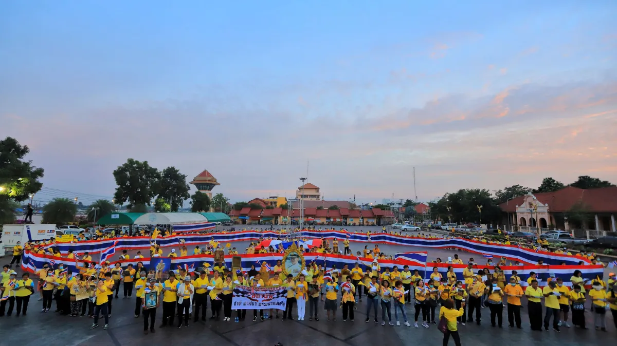 คนปทุมฯรวมตัวปกป้องสถาบันเดินขบวนถือธงชาติผืนใหญ่ไปรอบเมือง