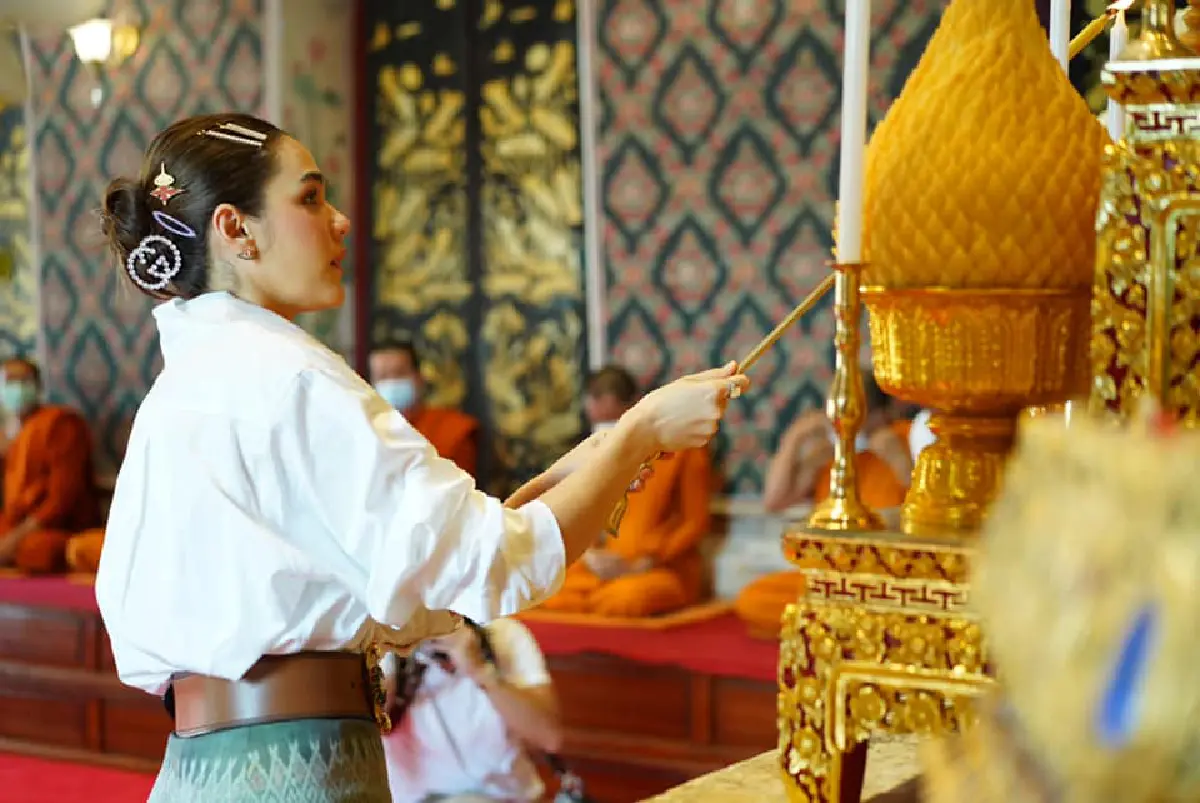 "ชมพู่ อารยา" พาลูกแฝดทำบุญอุทิศส่วนกุศลให้แก่ “คุณพ่อเจมส์” พร้อมเป็นเจ้าภาพถวายภัตตาหารเพล