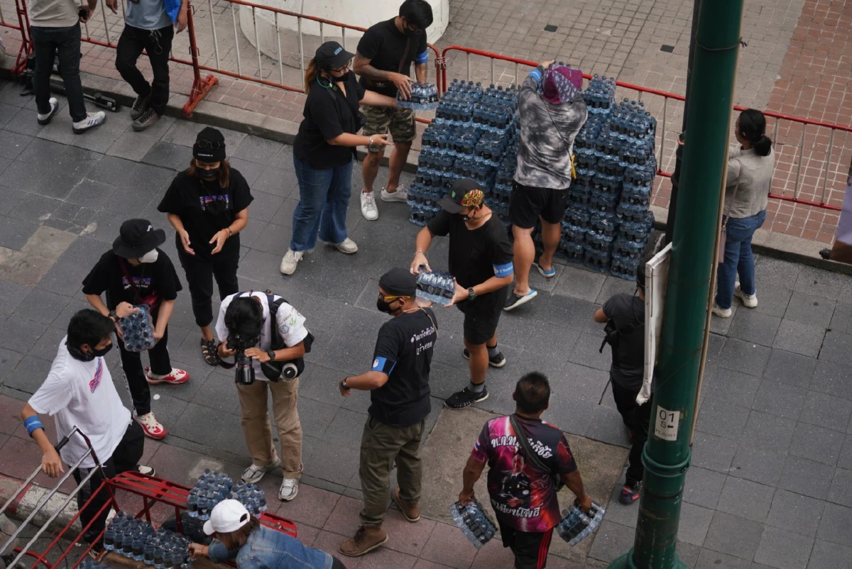 มวลชนเริ่มรวมตัวแยกราชประสงค์ตามนัดหมายของคณะราษฎร