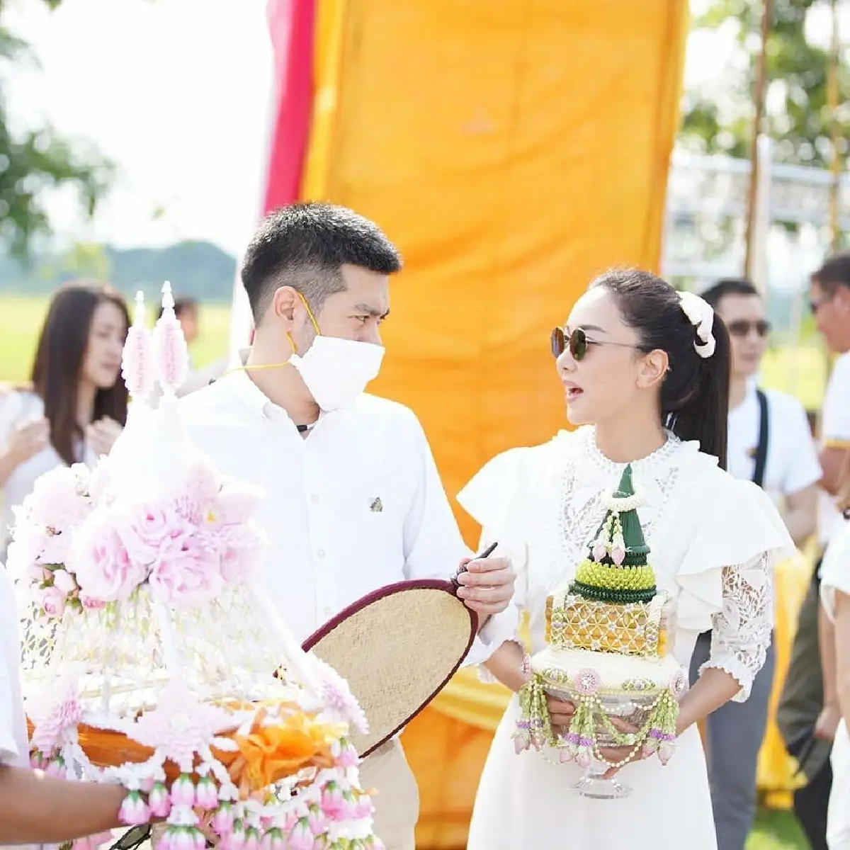 “นุ่น วรนุช-ต๊อด ปิติ” พากันทำบุญใหญ่ทอดกฐิน พร้อมเผยโมเมนต์หวานๆ มาให้ได้ชม