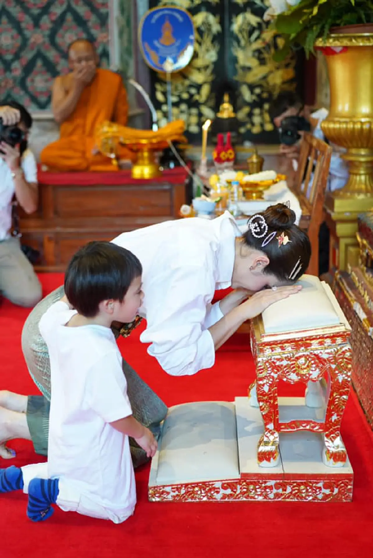 "ชมพู่ อารยา" พาลูกแฝดทำบุญอุทิศส่วนกุศลให้แก่ “คุณพ่อเจมส์” พร้อมเป็นเจ้าภาพถวายภัตตาหารเพล