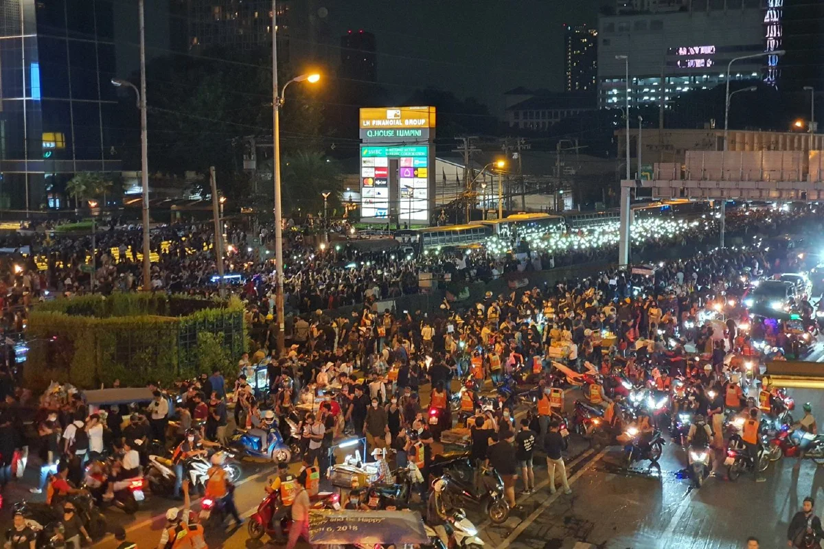 "ม็อบราษฎร"ยุติชุมนุมหน้าสถานทูตเยอรมันแล้วหลังยื่นข้อเรียกร้อง