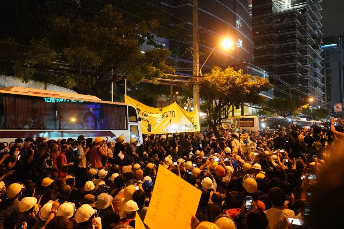 "ม็อบราษฎร"ยุติชุมนุมหน้าสถานทูตเยอรมันแล้วหลังยื่นข้อเรียกร้อง