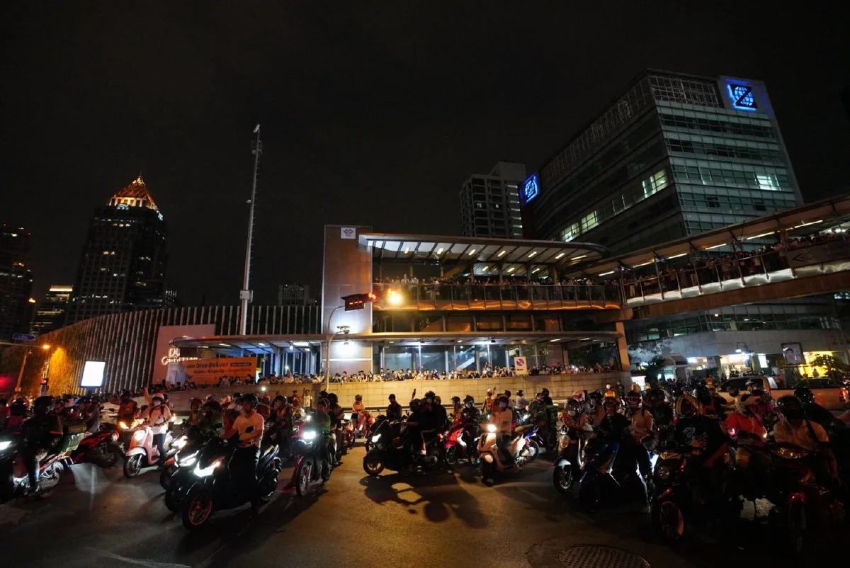 ภาพชุด "ม็อบราษฎร" เดินขบวนจากแยกสามย่านไปสถานทูตเยอรมัน