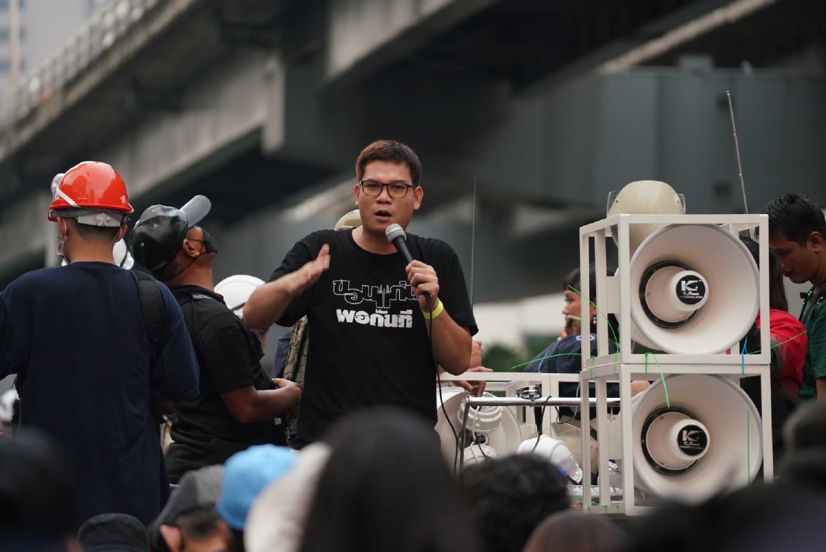 ม็อบเริ่มเคลื่อนขบวนไปสถานทูตเยอรมันแล้ว ใช้การ์ดอาสานำหน้า