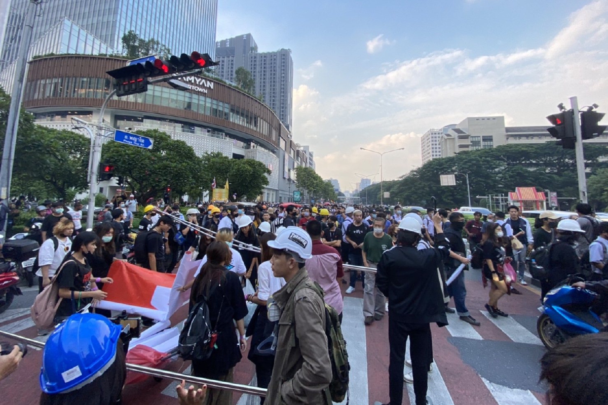 ม็อบราษฎรตั้งขบวนแยกสามย่าน เตรียมมุ่งหน้าสถานทูตเยอรมัน ม็อบราษฎรตั้งขบวนแยกสามย่าน เตรียมมุ่งหน้าสถานทูตเยอรมัน