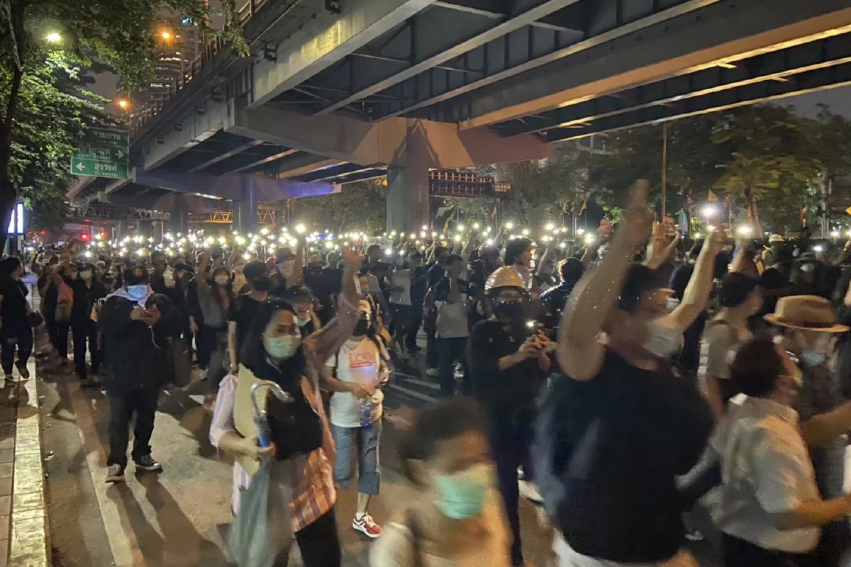 ภาพชุด "ม็อบราษฎร" เดินขบวนจากแยกสามย่านไปสถานทูตเยอรมัน