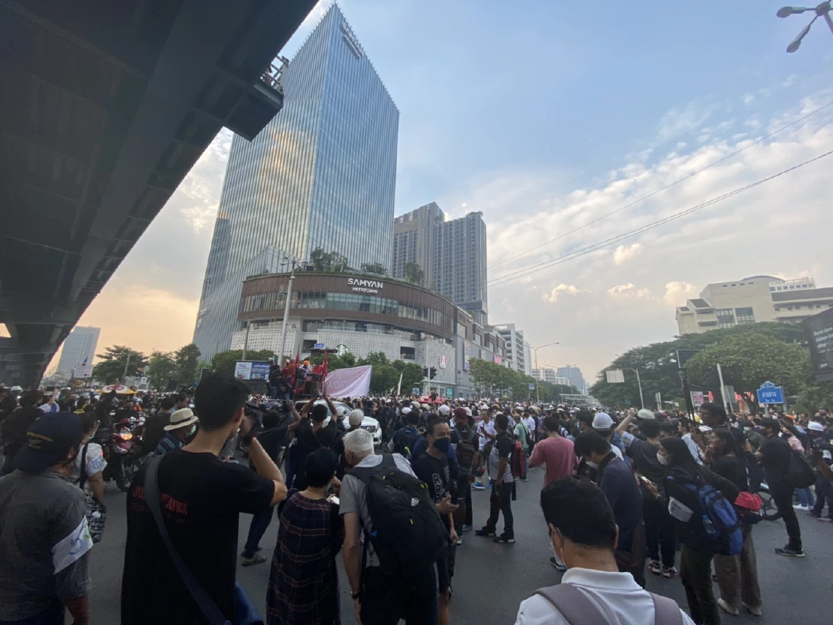 ม็อบเริ่มเคลื่อนขบวนไปสถานทูตเยอรมันแล้ว ใช้การ์ดอาสานำหน้า