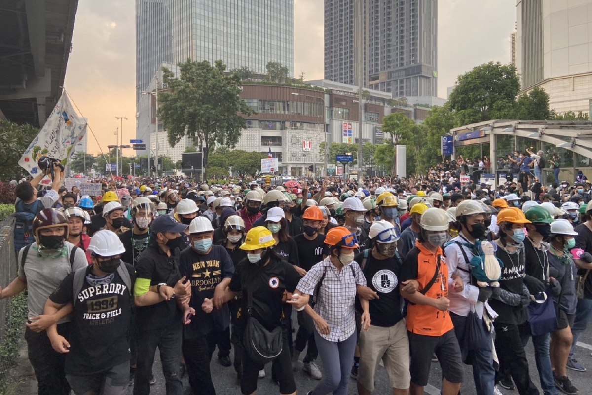 ม็อบเริ่มเคลื่อนขบวนไปสถานทูตเยอรมันแล้ว ใช้การ์ดอาสานำหน้า ม็อบเริ่มเคลื่อนขบวนไปสถานทูตเยอรมันแล้ว ใช้การ์ดอาสานำหน้า
