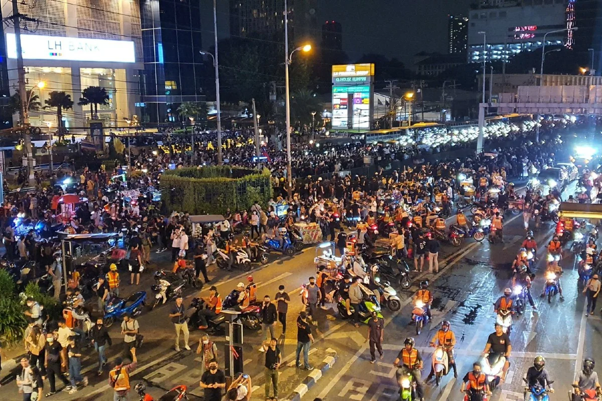 "ม็อบราษฎร"ยุติชุมนุมหน้าสถานทูตเยอรมันแล้วหลังยื่นข้อเรียกร้อง