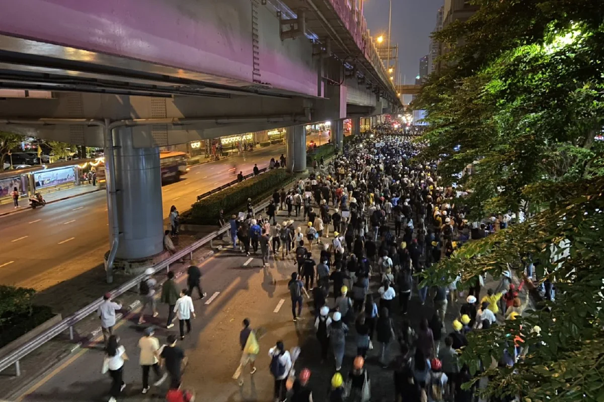 ภาพชุด "ม็อบราษฎร" เดินขบวนจากแยกสามย่านไปสถานทูตเยอรมัน