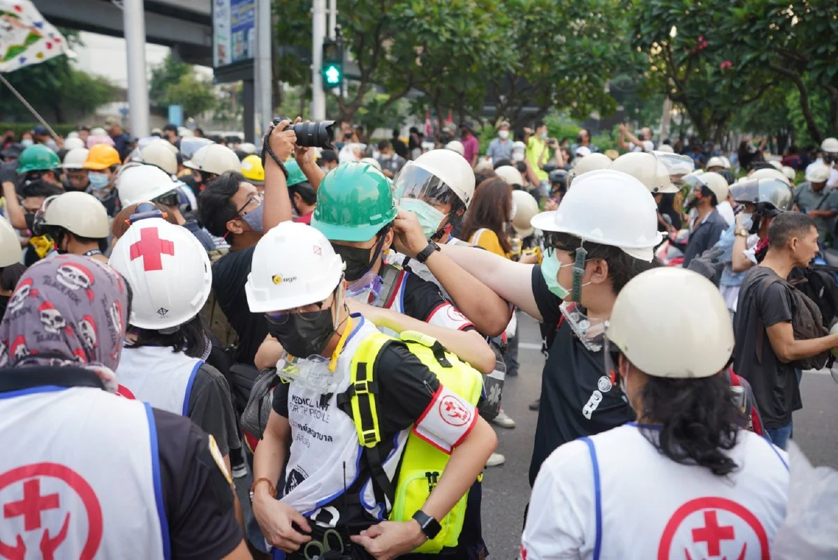 ม็อบเริ่มเคลื่อนขบวนไปสถานทูตเยอรมันแล้ว ใช้การ์ดอาสานำหน้า