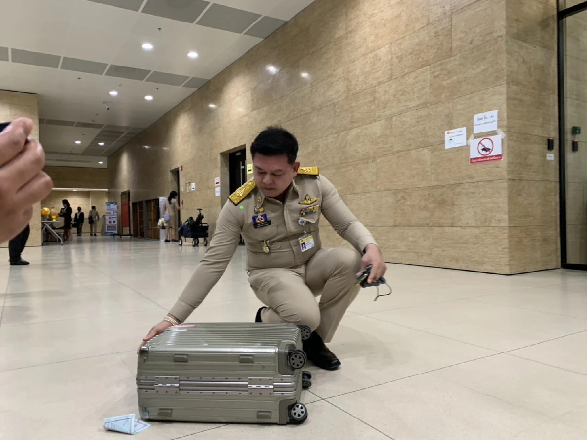 "สิระ"ลากกระเป๋าเดินทางเข้าสภา บอกวันนี้ได้นอนค้างแน่!