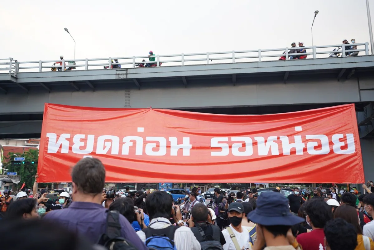 ม็อบเริ่มเคลื่อนขบวนไปสถานทูตเยอรมันแล้ว ใช้การ์ดอาสานำหน้า