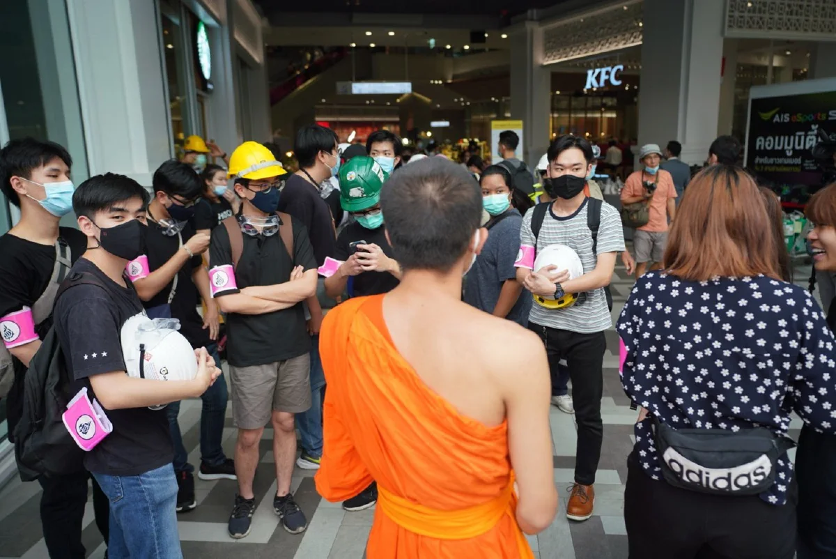 ม็อบราษฎรตั้งขบวนแยกสามย่าน เตรียมมุ่งหน้าสถานทูตเยอรมัน