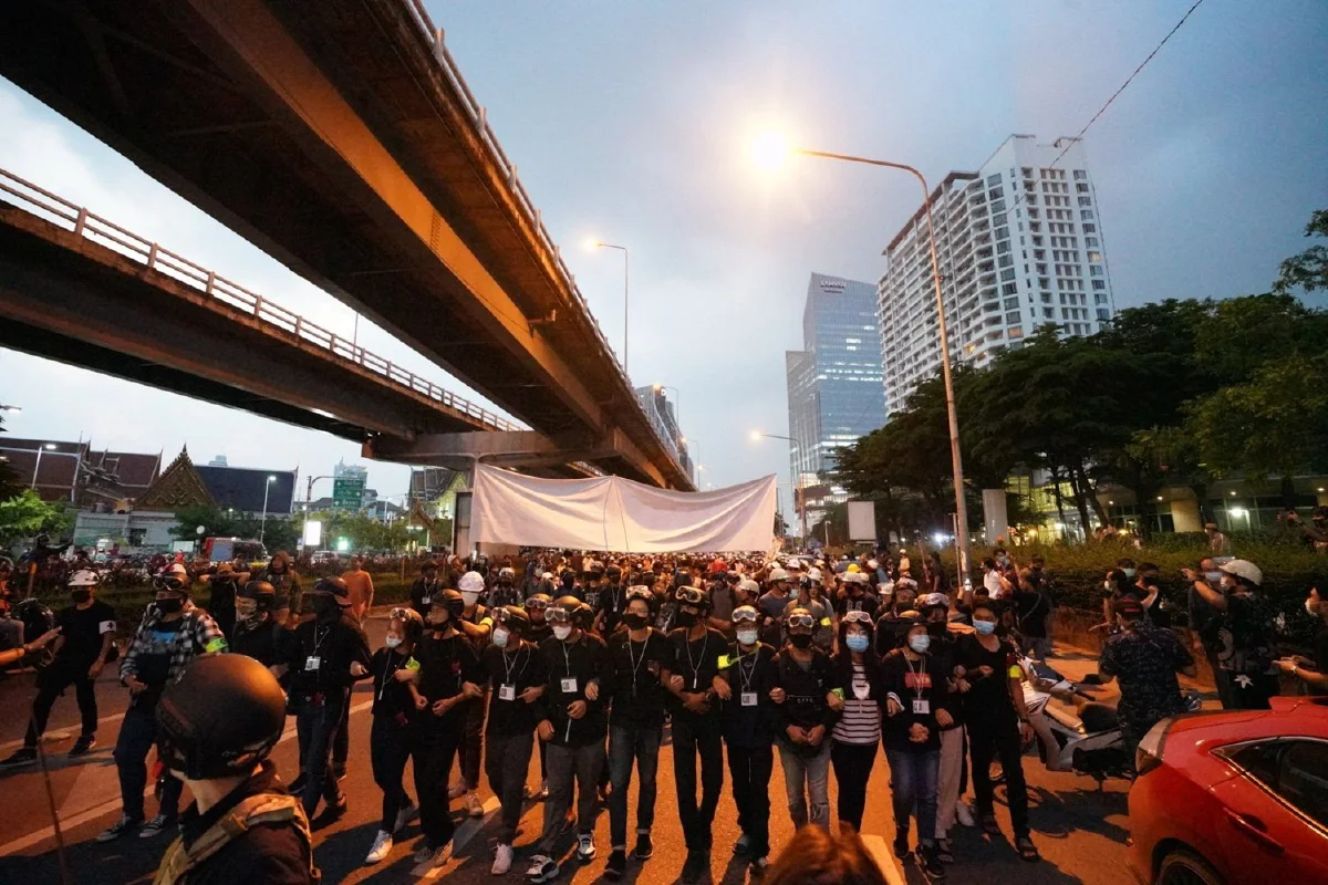 ภาพชุด "ม็อบราษฎร" เดินขบวนจากแยกสามย่านไปสถานทูตเยอรมัน