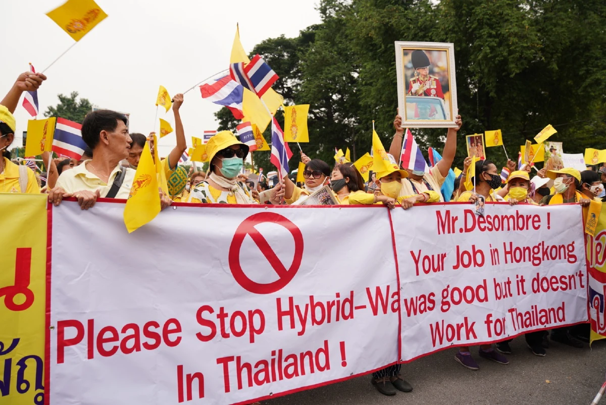 กลุ่มเสื้อเหลืองรวมตัวสวนลุมฯแสดงพลังปกป้องสถาบัน