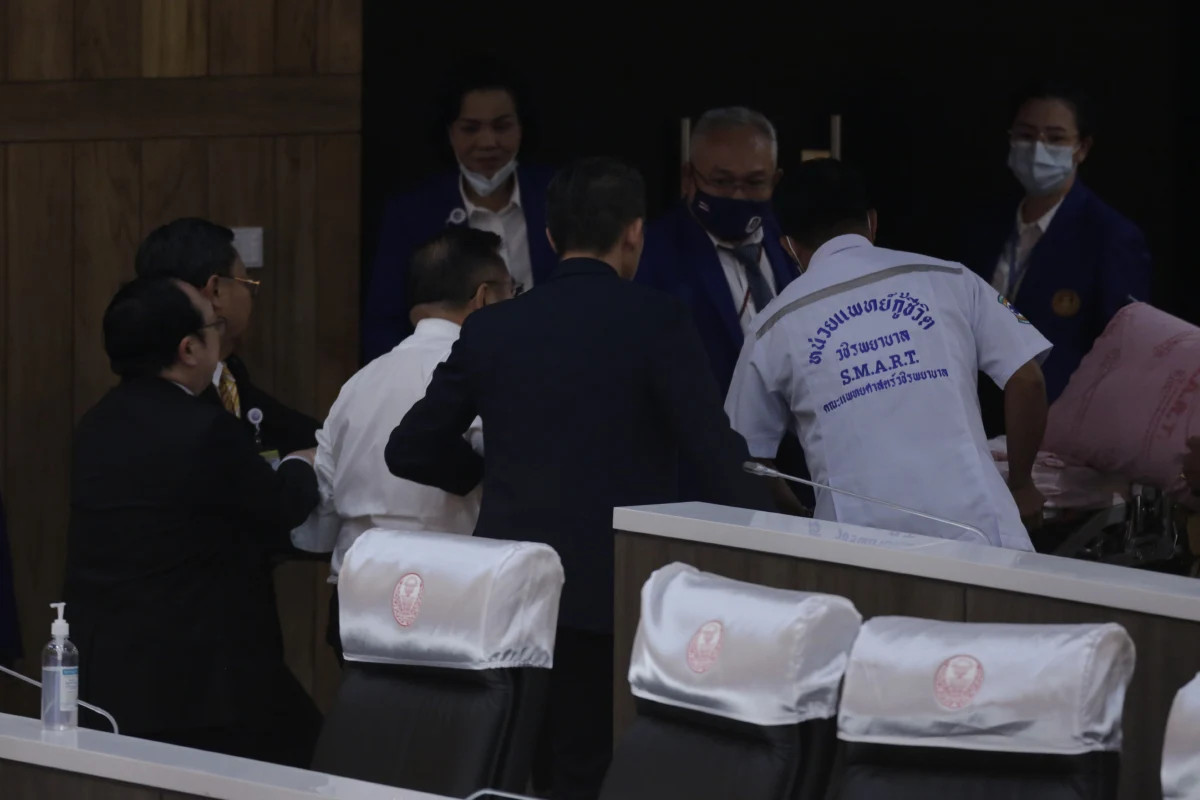 ส.ส.กรีดเลือดกลางสภาขอให้"บิ๊กตู่"ลาออกแก้ปัญหาชาติ