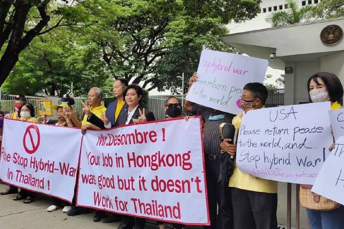"อุ๊"นำมวลชนแสดงจุดยืนหน้าสถานทูตสหรัฐ เตือนต่างชาติอย่าจุ้นการเมืองไทย "อุ๊"นำมวลชนแสดงจุดยืนหน้าสถานทูตสหรัฐ เตือนต่างชาติอย่าจุ้นการเมืองไทย