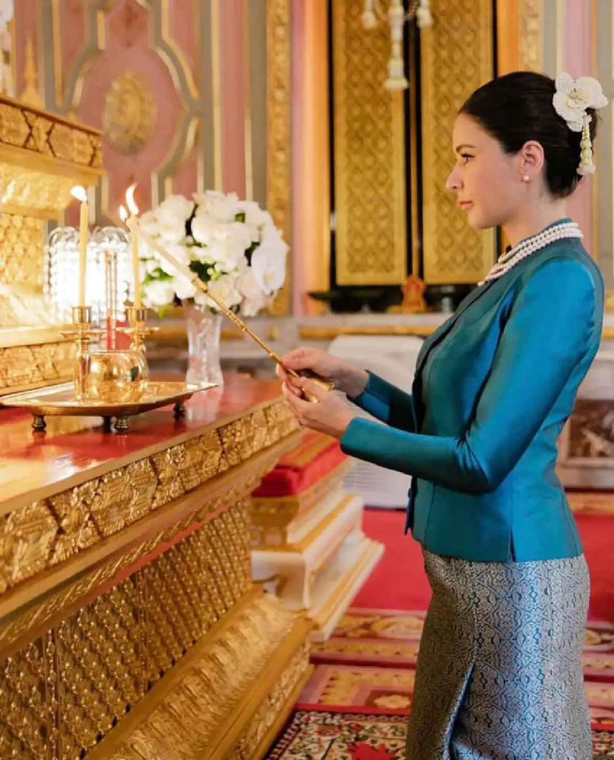 "ศรีริต้า" แต่งชุดผ้าไหมไทย ควงสามี "กรณ์ ณรงค์เดช" ทำบุญวันเกิดอายุ 39 ปี