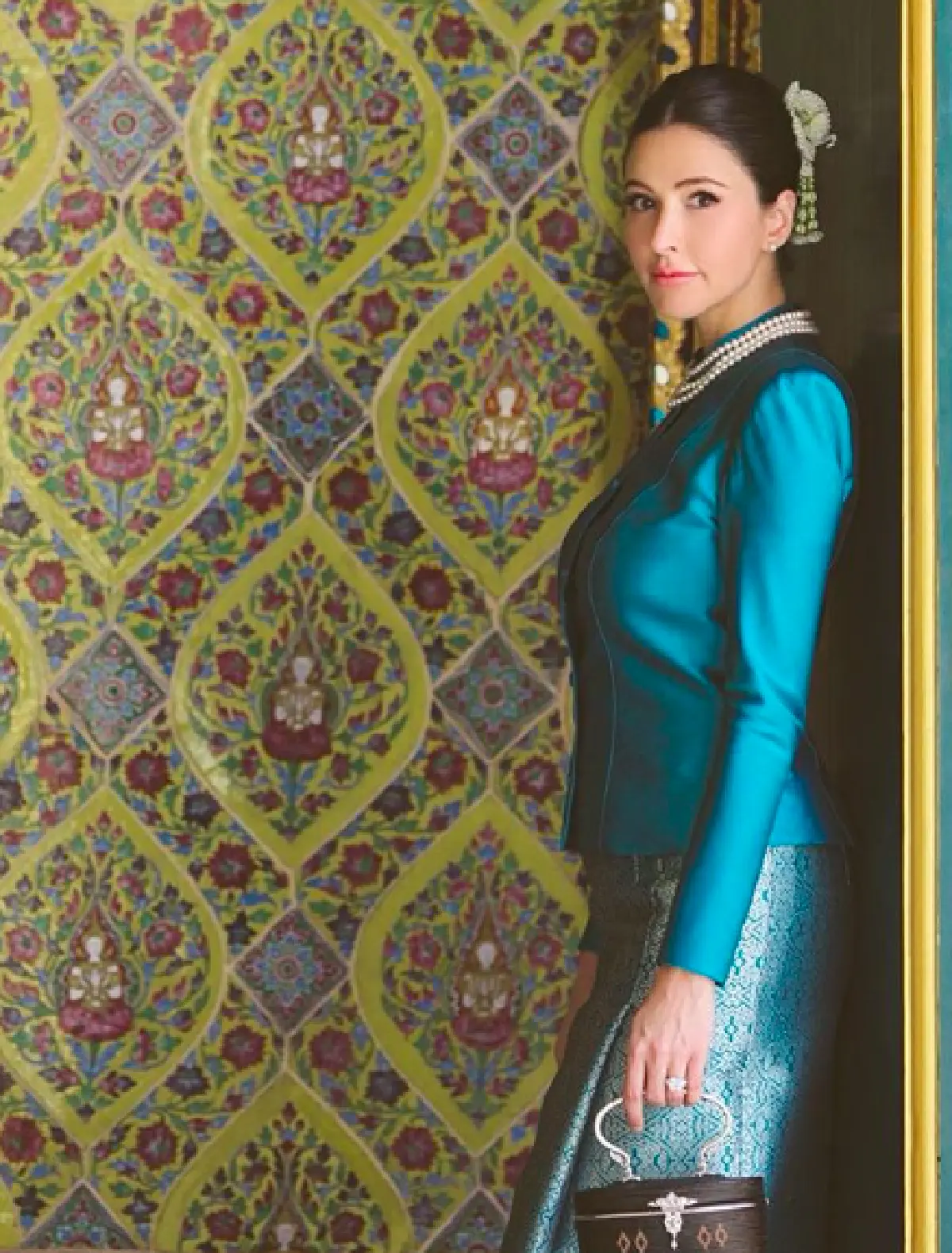 "ศรีริต้า" แต่งชุดผ้าไหมไทย ควงสามี "กรณ์ ณรงค์เดช" ทำบุญวันเกิดอายุ 39 ปี