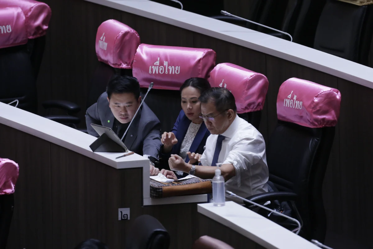 ส.ส.กรีดเลือดกลางสภาขอให้"บิ๊กตู่"ลาออกแก้ปัญหาชาติ