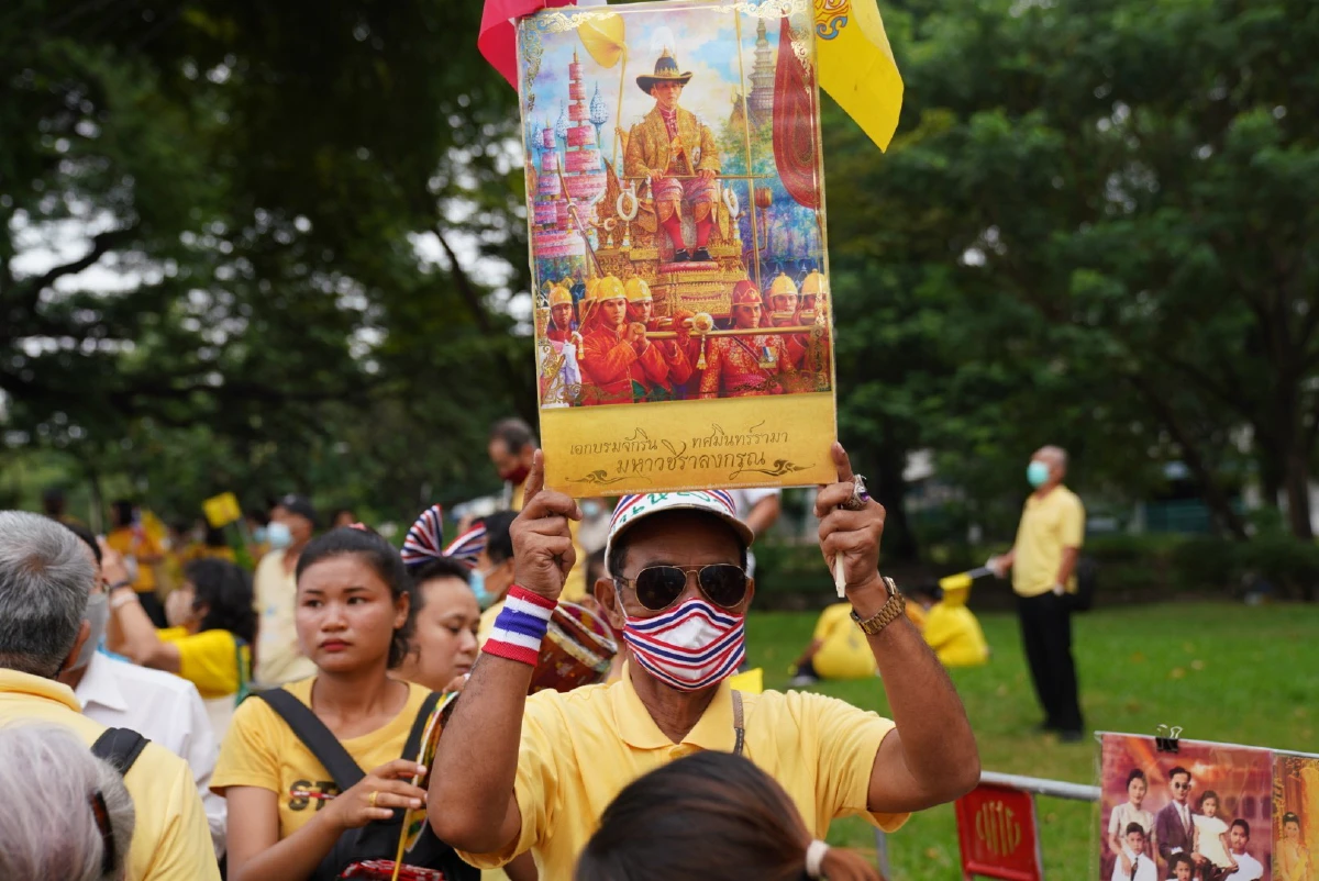 กลุ่มเสื้อเหลืองรวมตัวสวนลุมฯแสดงพลังปกป้องสถาบัน