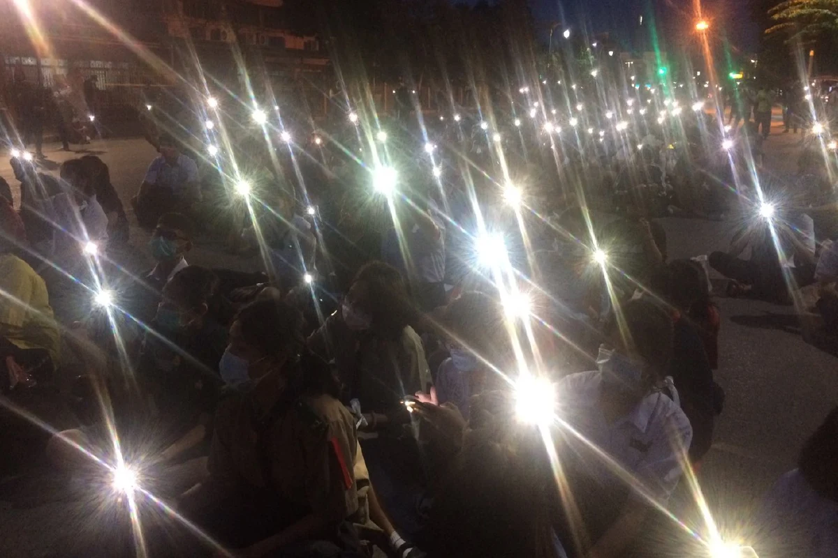 กลุ่มเยาวชน"กาญจน์ปลอดแอก"จัดแฟลชม็อบขับไล่"ลุงตู่"