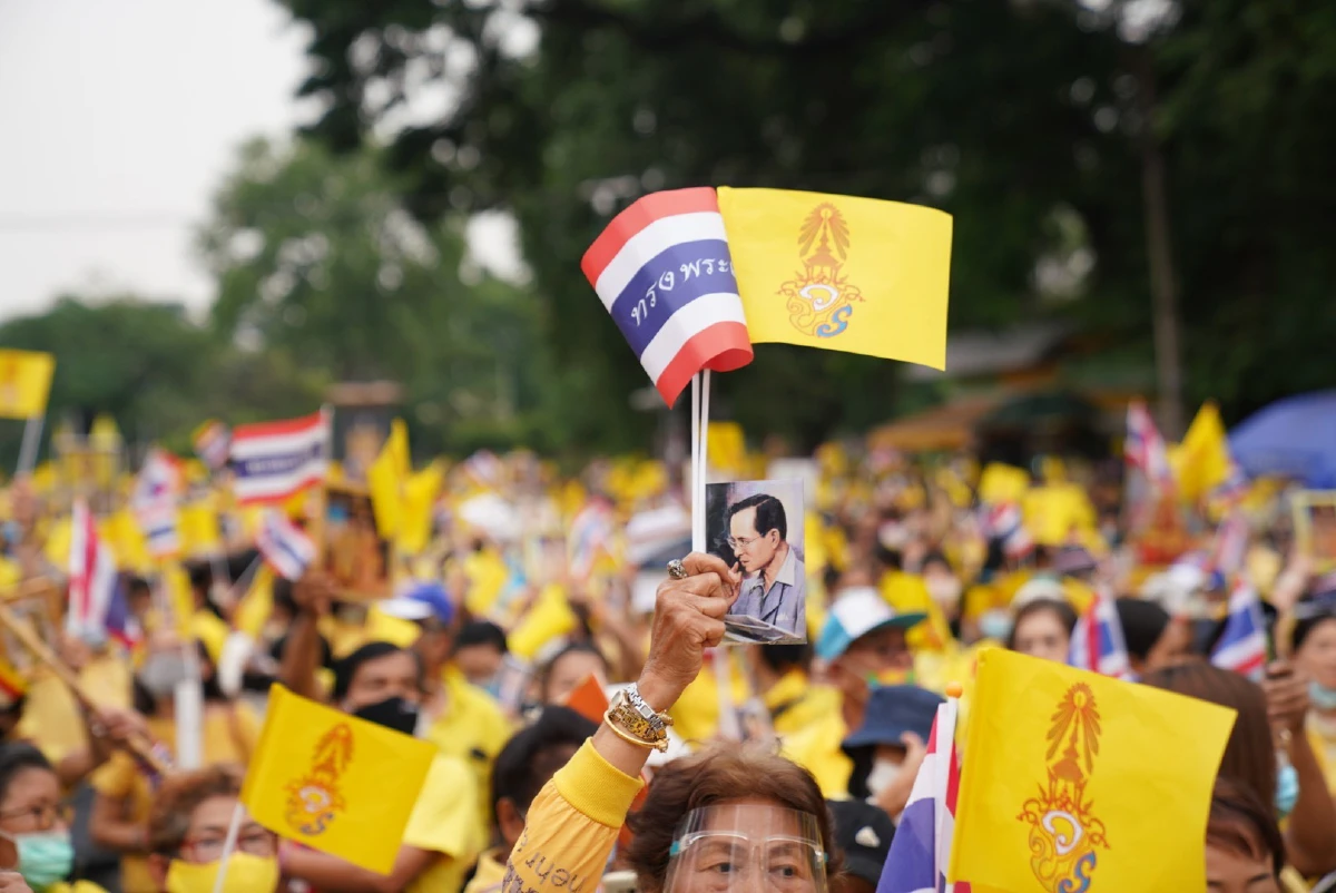 กลุ่มเสื้อเหลืองรวมตัวสวนลุมฯแสดงพลังปกป้องสถาบัน