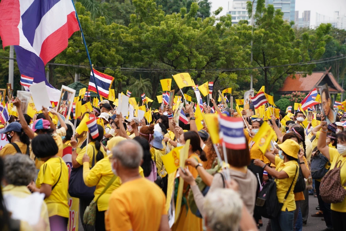 กลุ่มเสื้อเหลืองรวมตัวสวนลุมฯแสดงพลังปกป้องสถาบัน