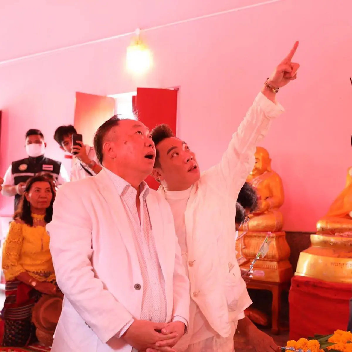  “มดดำ” เล่าเรื่องสุดแปลก! ทำบุญทอดกฐินพร้อมพ่อครั้งแรก ชี้มีวันนี้เพราะสภา