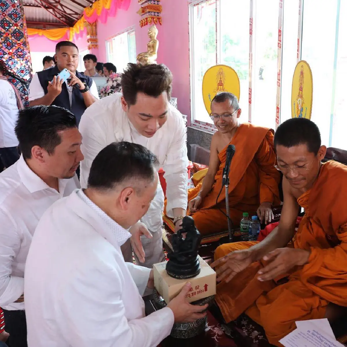  “มดดำ” เล่าเรื่องสุดแปลก! ทำบุญทอดกฐินพร้อมพ่อครั้งแรก ชี้มีวันนี้เพราะสภา