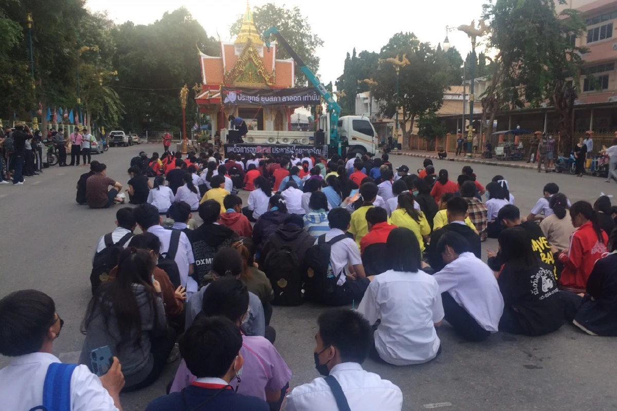 กลุ่มเยาวชน"กาญจน์ปลอดแอก"จัดแฟลชม็อบขับไล่"ลุงตู่"