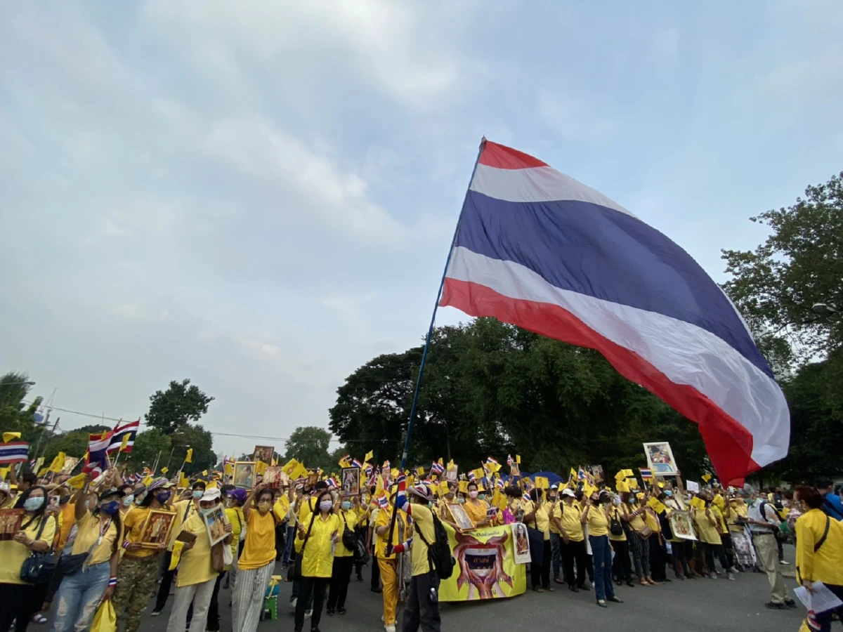 กลุ่มเสื้อเหลืองรวมตัวสวนลุมฯแสดงพลังปกป้องสถาบัน