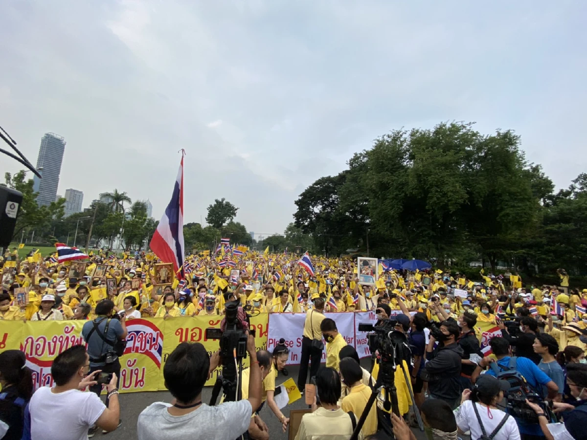 กลุ่มเสื้อเหลืองรวมตัวสวนลุมฯแสดงพลังปกป้องสถาบัน