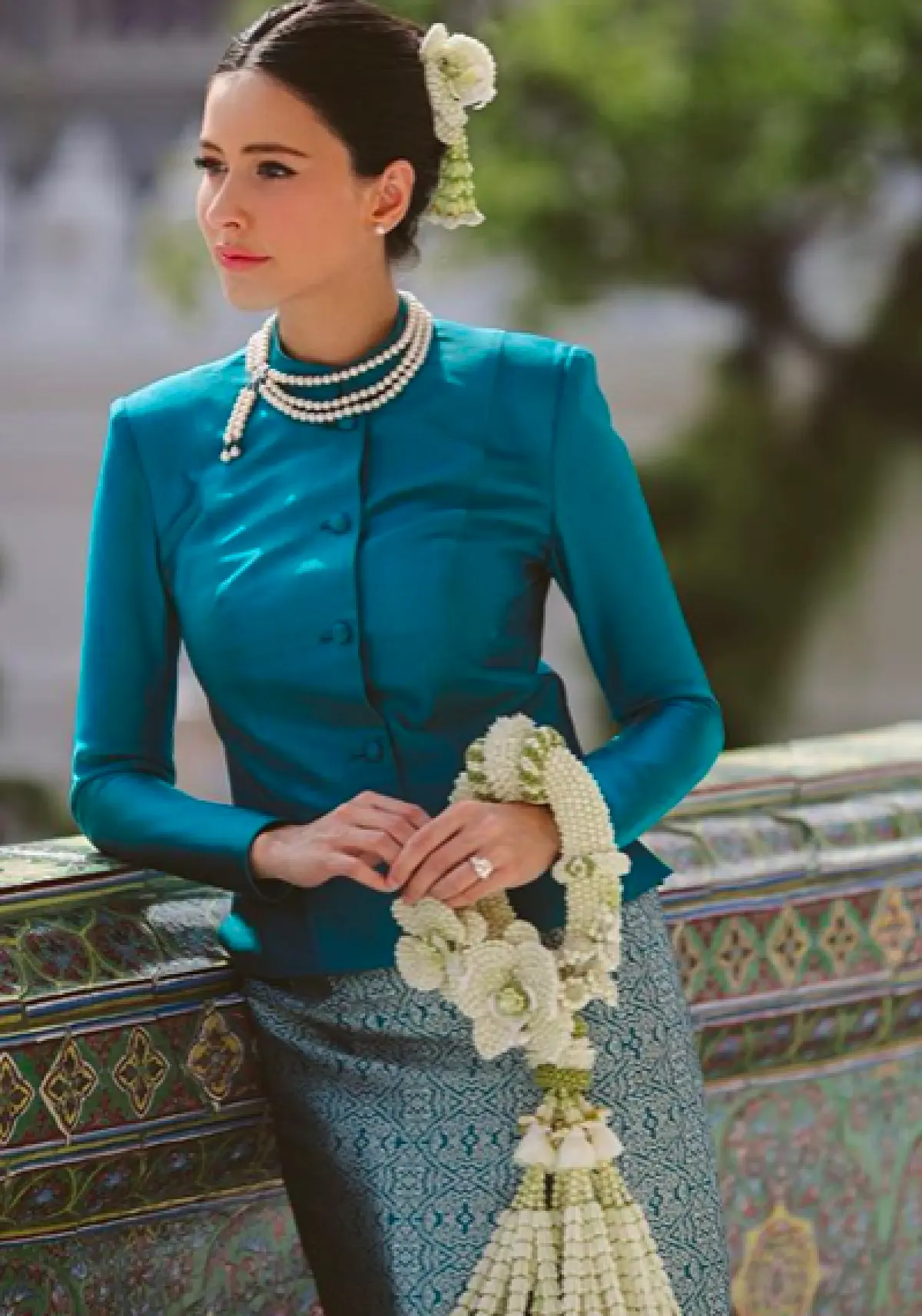 "ศรีริต้า" แต่งชุดผ้าไหมไทย ควงสามี "กรณ์ ณรงค์เดช" ทำบุญวันเกิดอายุ 39 ปี