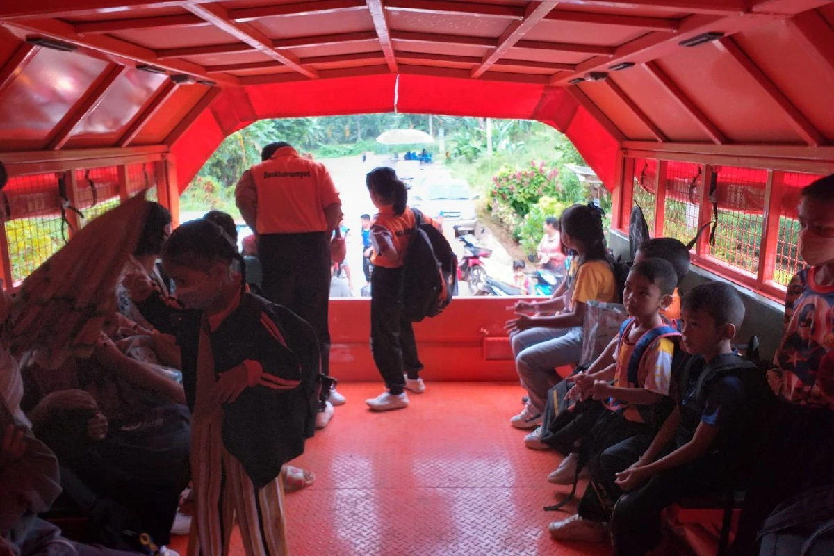 ปภ.เขต11จัดรถสูงรับส่งนักเรียนหลังเกิดน้ำท่วมถนนทางเข้าหมู่บ้าน