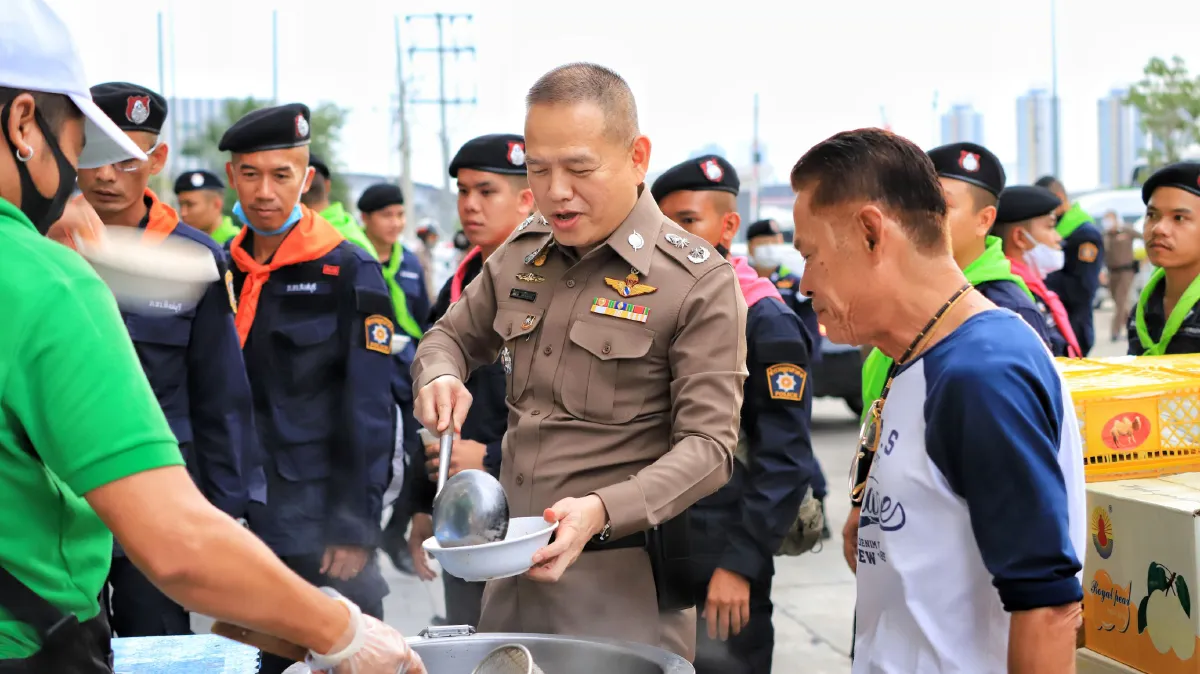 ผบช.ภ.1รุดให้กำลังใจลูกน้องกองร้อยคุมฝูงชนนั่งซดก๋วยเตี๋ยวชิวๆ