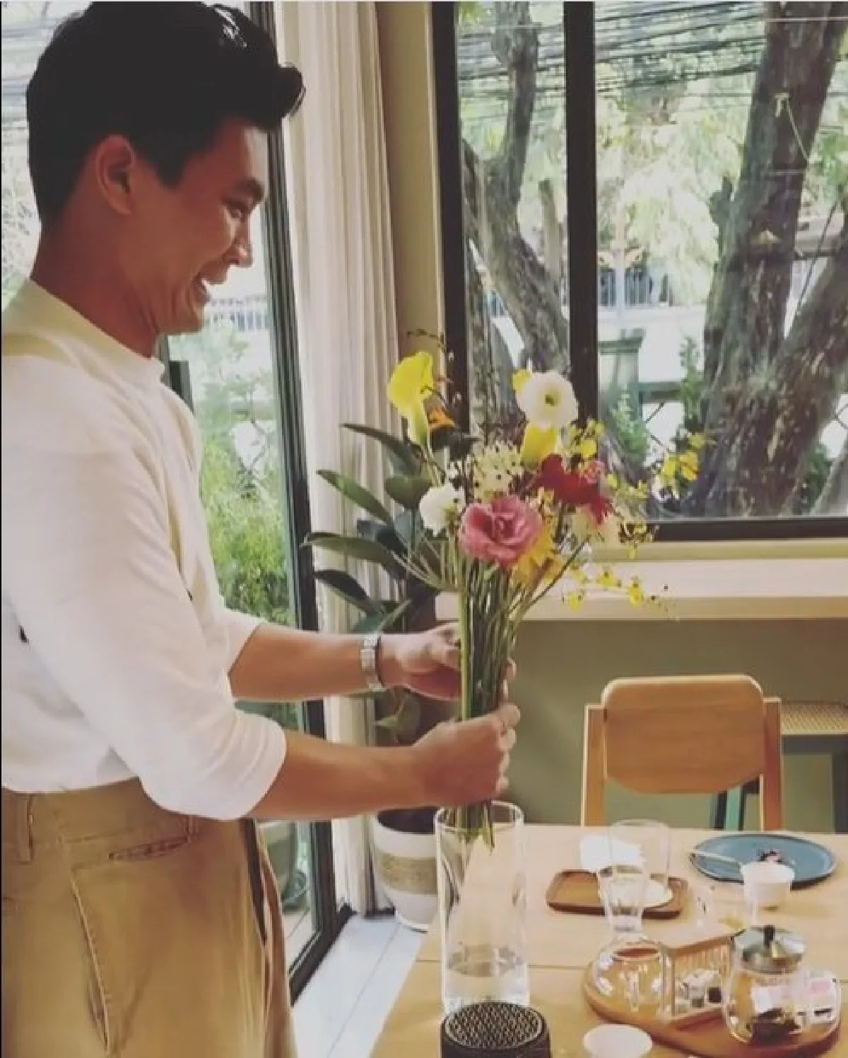 เคน ธีรเดช หยิบดอกไม้ในแจกันมาให้ หน่อย บุษกร ในวันครบรอบรัก 20 ปี 