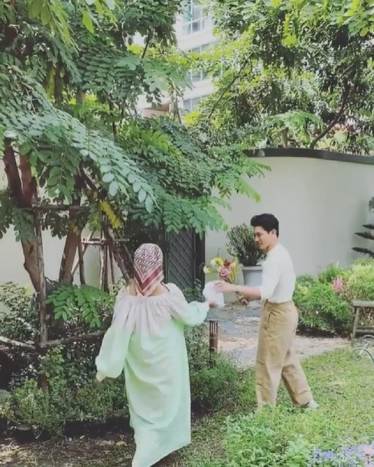 เคน ธีรเดช หยิบดอกไม้ในแจกันมาให้ หน่อย บุษกร ในวันครบรอบรัก 20 ปี 