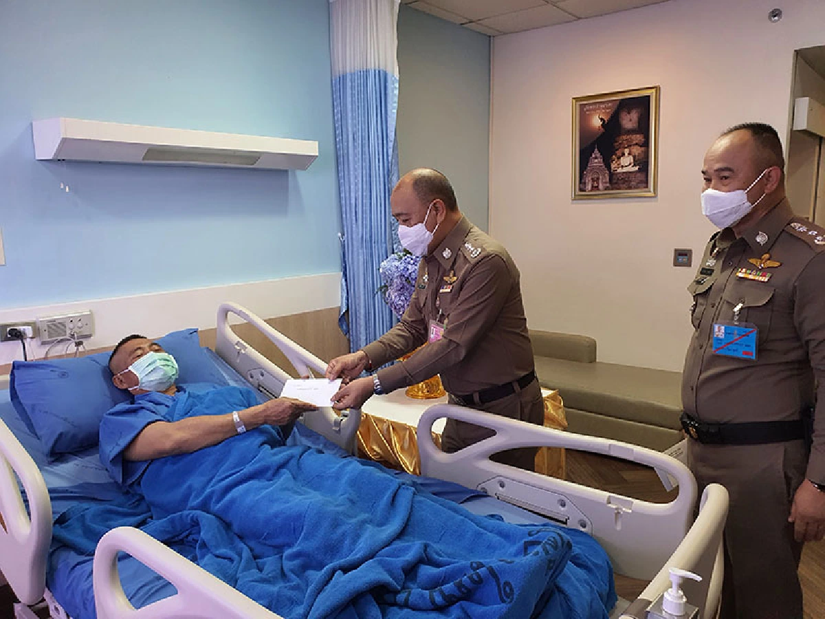 กรมสมเด็จพระเทพฯ พระราชทานแจกันดอกไม้-พระราชทรัพย์ส่วนพระองค์เยี่ยมตำรวจถวายความปลอดภัยที่บาดเจ็บ