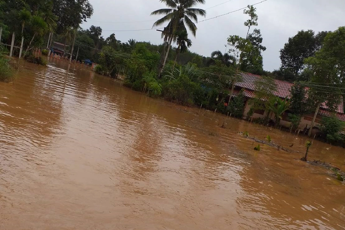 ปภ.เขต11จัดรถสูงรับส่งนักเรียนหลังเกิดน้ำท่วมถนนทางเข้าหมู่บ้าน