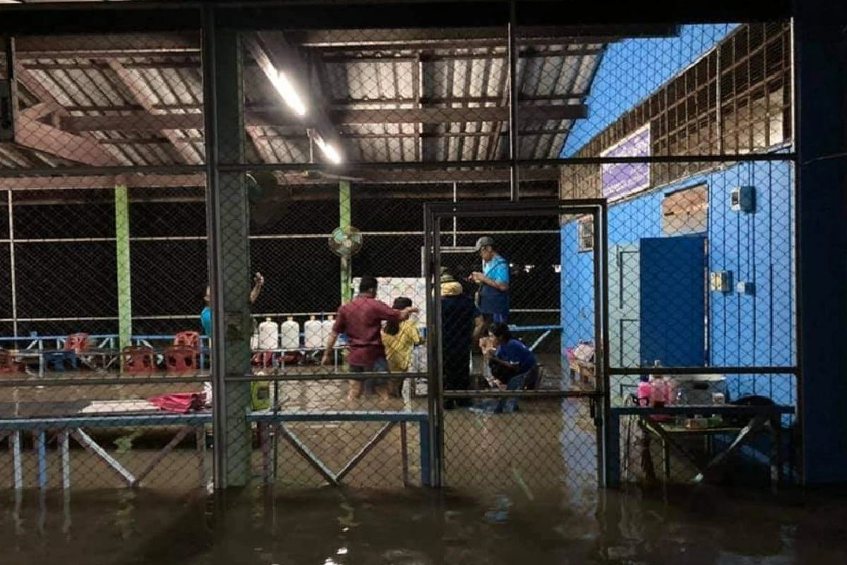 เพชรบุรีอ่วมน้ำป่าหลากท่วมอ.ท่ายาง โรงเรียนเสียหายปิดชั่วคราว