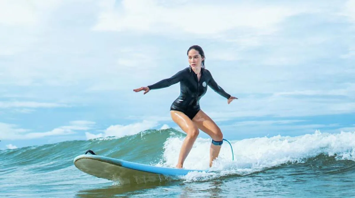 พลอย เฌอมาลย์ เล่นเซิร์ฟอวดท่าสวย ท้าทายความกลัวของตัวเอง 