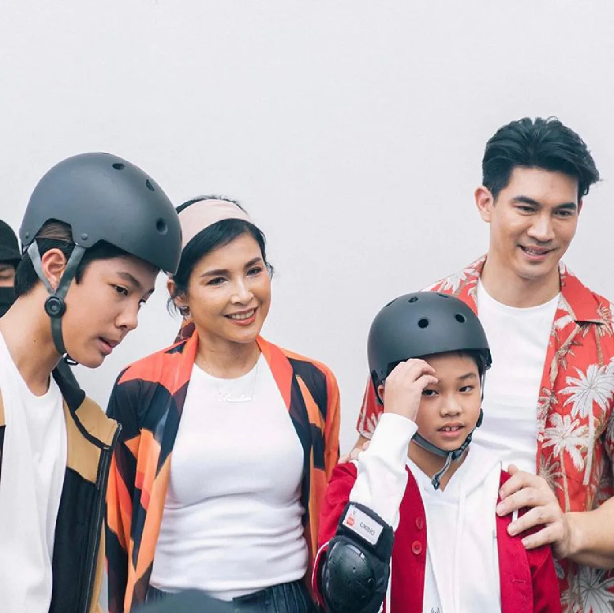 เคน ธีรเดช หยิบดอกไม้ในแจกันมาให้ หน่อย บุษกร ในวันครบรอบรัก 20 ปี 