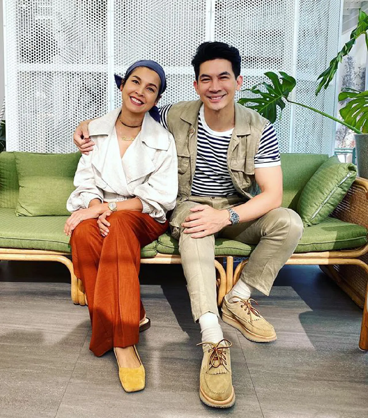 เคน ธีรเดช หยิบดอกไม้ในแจกันมาให้ หน่อย บุษกร ในวันครบรอบรัก 20 ปี 