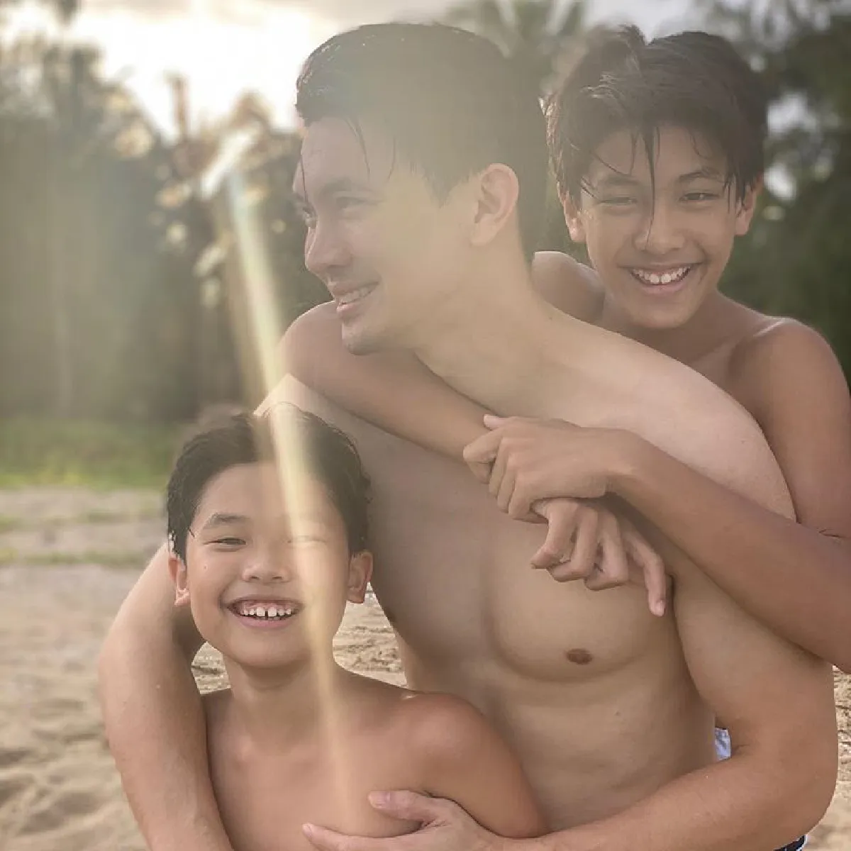 เคน ธีรเดช หยิบดอกไม้ในแจกันมาให้ หน่อย บุษกร ในวันครบรอบรัก 20 ปี 