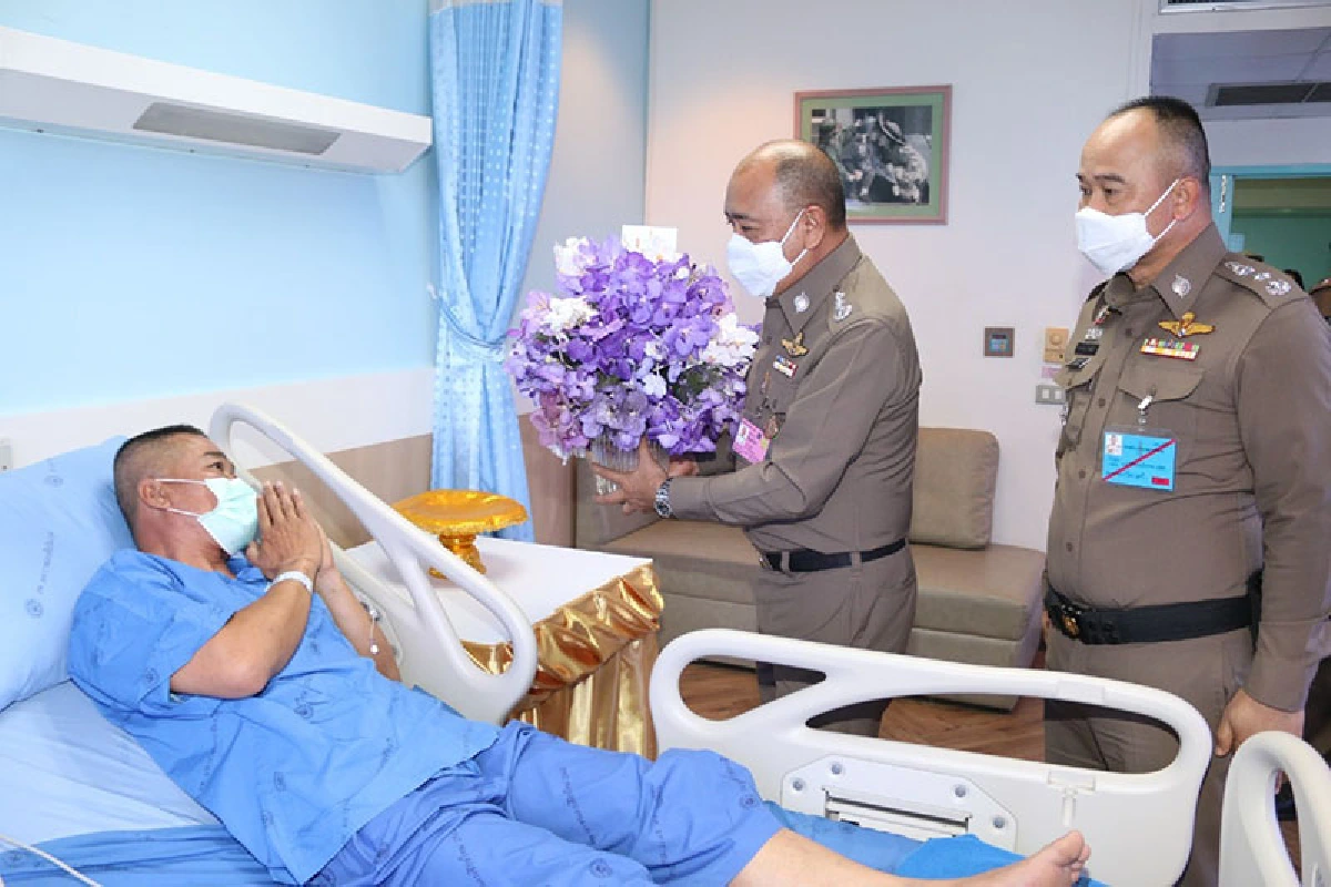กรมสมเด็จพระเทพฯ พระราชทานแจกันดอกไม้-พระราชทรัพย์ส่วนพระองค์เยี่ยมตำรวจถวายความปลอดภัยที่บาดเจ็บ